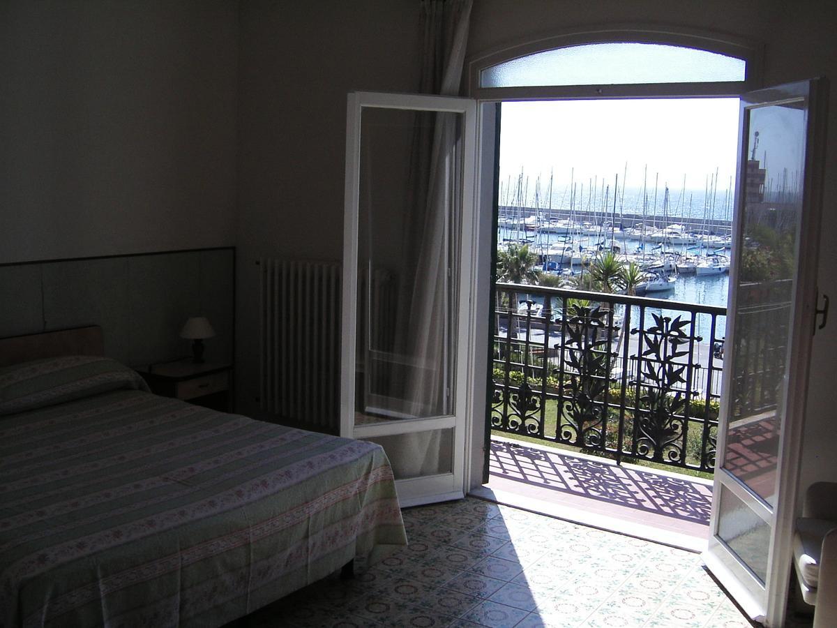 Albergo Ristorante Lucciola Santo Stefano al Mare Exteriér fotografie