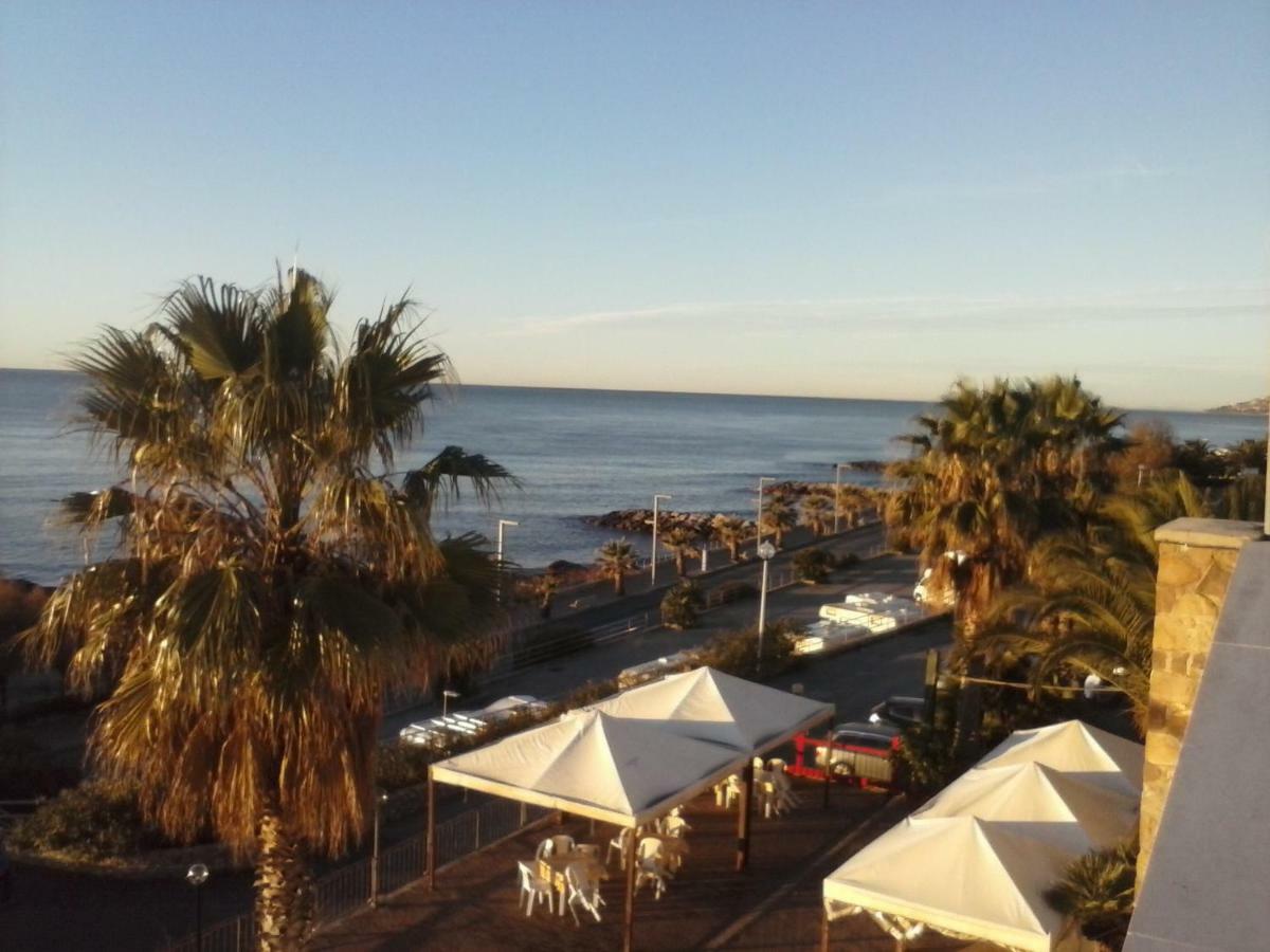 Albergo Ristorante Lucciola Santo Stefano al Mare Exteriér fotografie
